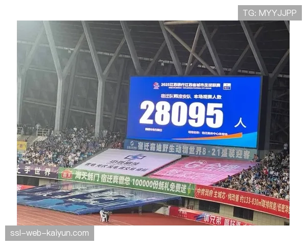 感人瞬间：主场球迷起立鼓掌，向即将退役的塔克致敬